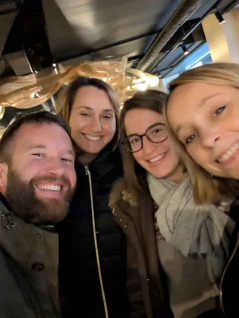 Clément prenant un selfie de groupe avec l’équipe Alcediag
