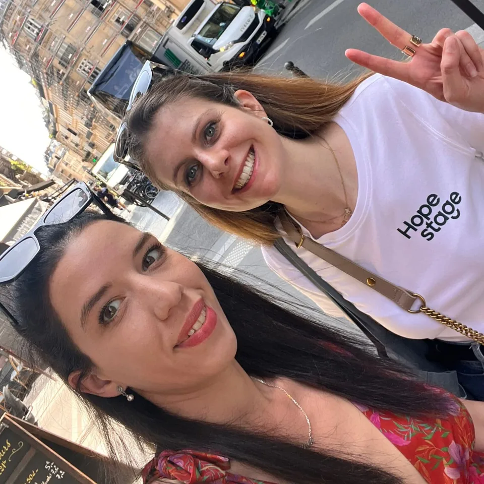 Manon et Capucine prenant un selfie en extérieur, avec un t-shirt HopeStage